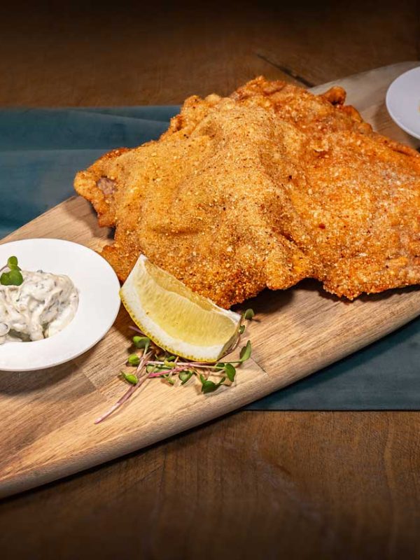 Teleći-Wiener-šnicl-sa-coleslaw-salaticom,-tartar-umak