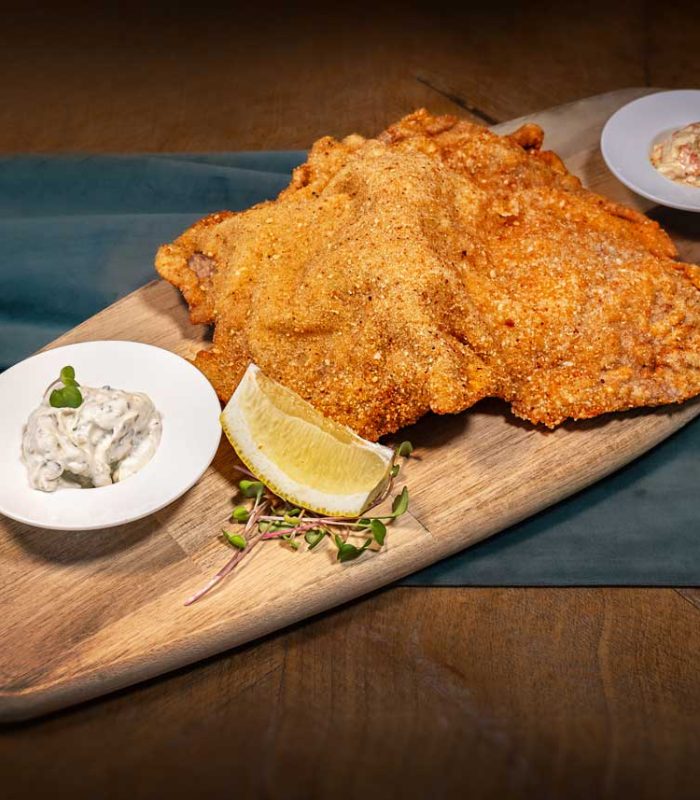 Teleći-Wiener-šnicl-sa-coleslaw-salaticom,-tartar-umak